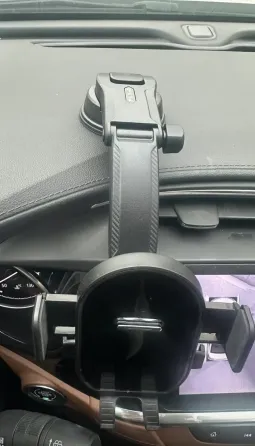 Держатель для мобильного телефона, установленный на стене с цветочным фоном