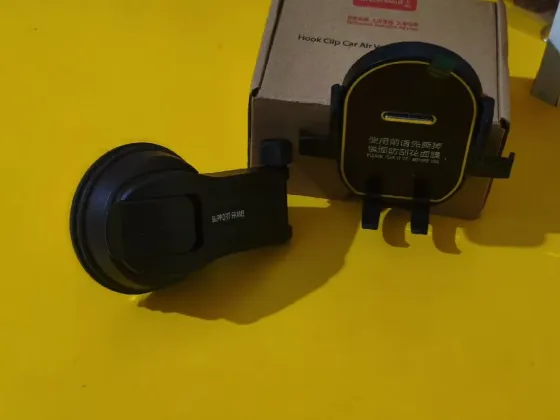 Держатель для мобильного телефона, установленный на стене с цветочным фоном