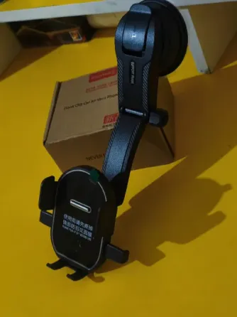 Держатель для мобильного телефона, установленный на стене с цветочным фоном