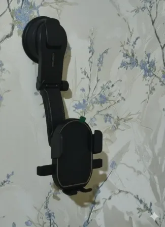 Держатель для мобильного телефона, установленный на стене с цветочным фоном