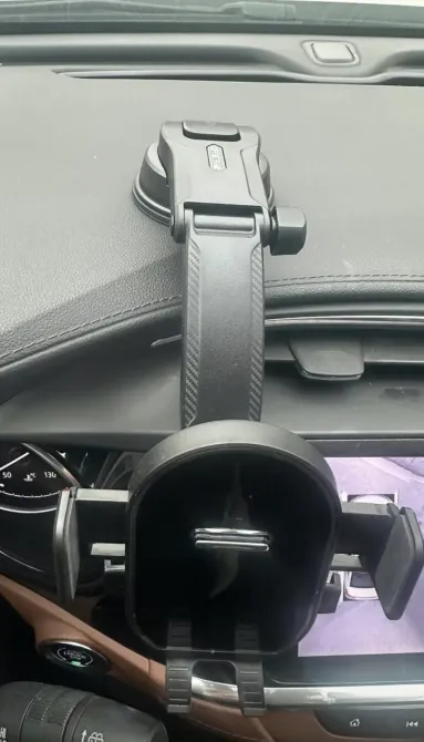 Держатель для телефона на приборной панели автомобиля