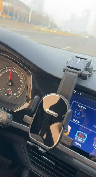 Держатель для телефона в автомобиле с дисплеем на передней панели