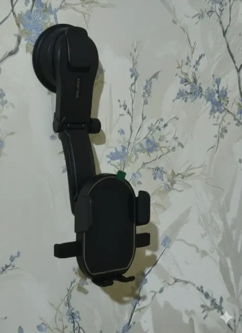 Держатель для мобильного телефона, установленный на стене с цветочным фоном