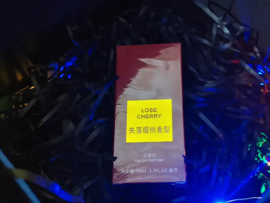упаковка парфюма Lose Cherry на черном фоне