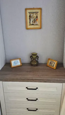 Современный интерьер гостиной с мебелью и телевизором