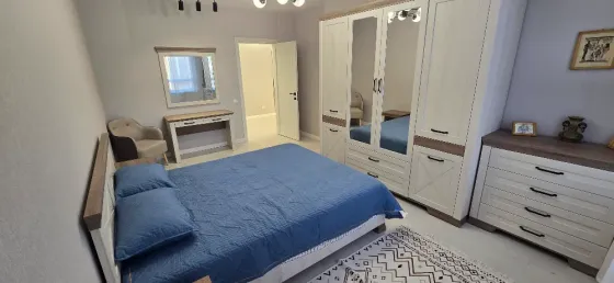 Современный интерьер гостиной с мебелью и телевизором