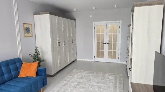 Современный интерьер гостиной с мебелью и телевизором