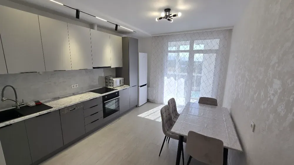 Стильная ванная комната с ванной и стиральной машиной