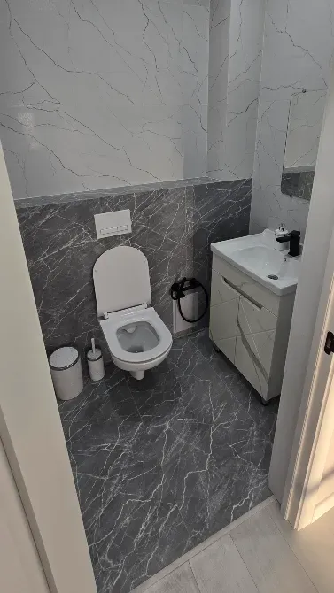 Уютный коридор с современным освещением