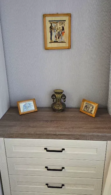 Современная кухня с обеденным столом и бытовой техникой