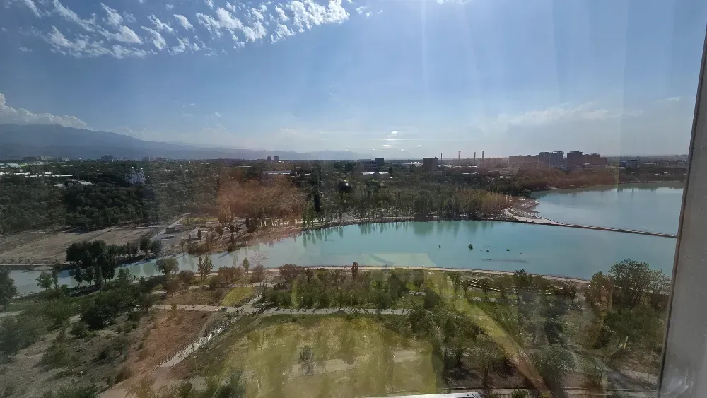 Вид на окно с красивым пейзажем в ясный день