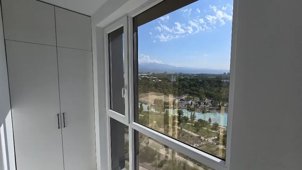 Ночная панорама жилого дома с огнями на фоне воды