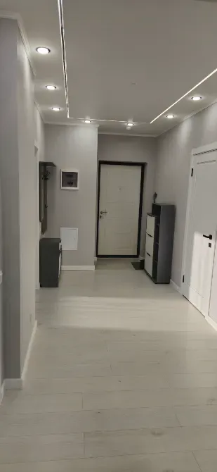 Зимний вид на снежный пейзаж за окном