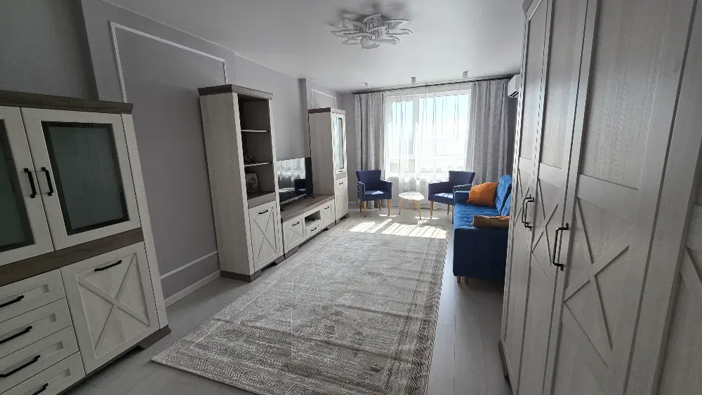 Современный интерьер гостиной с мебелью и телевизором