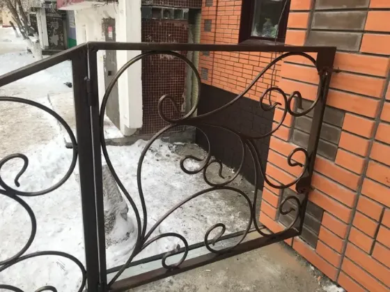 Забор с декоративными элементами