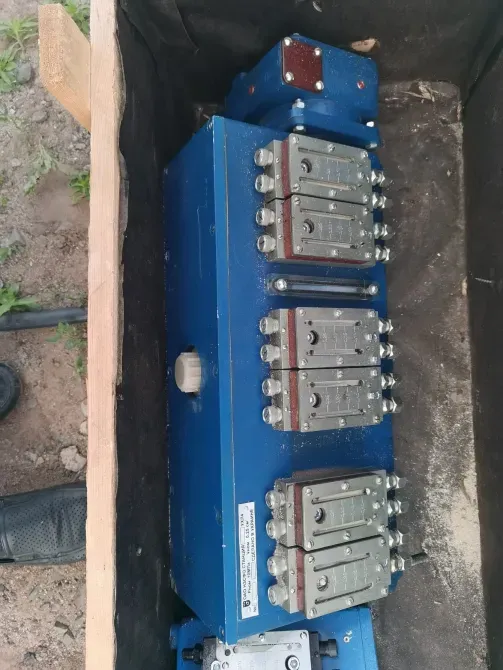 Гидравлический распределитель в деревянном ящике