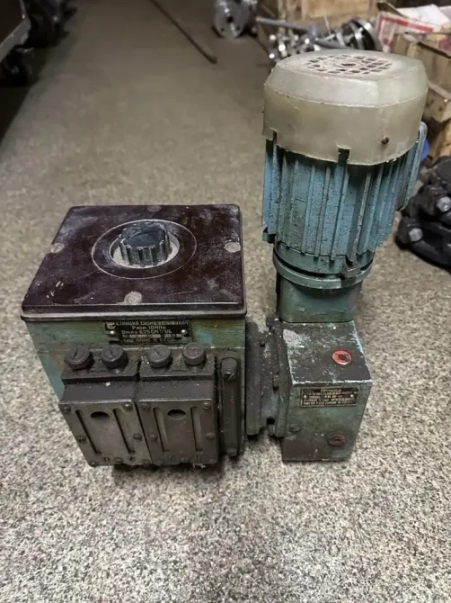 Старый электродвигатель с насосом