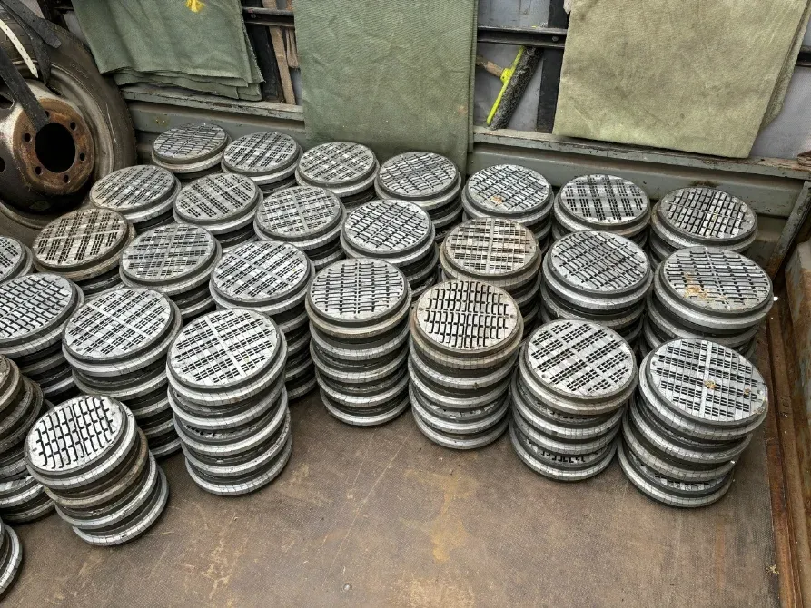 Группа металлических крышек на платформе