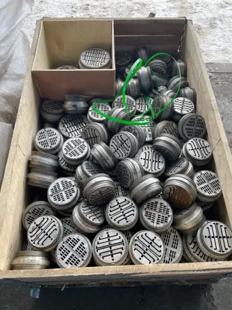 Скопление металлических дисков, расположенных в вертикальном порядке и обернутых тканью