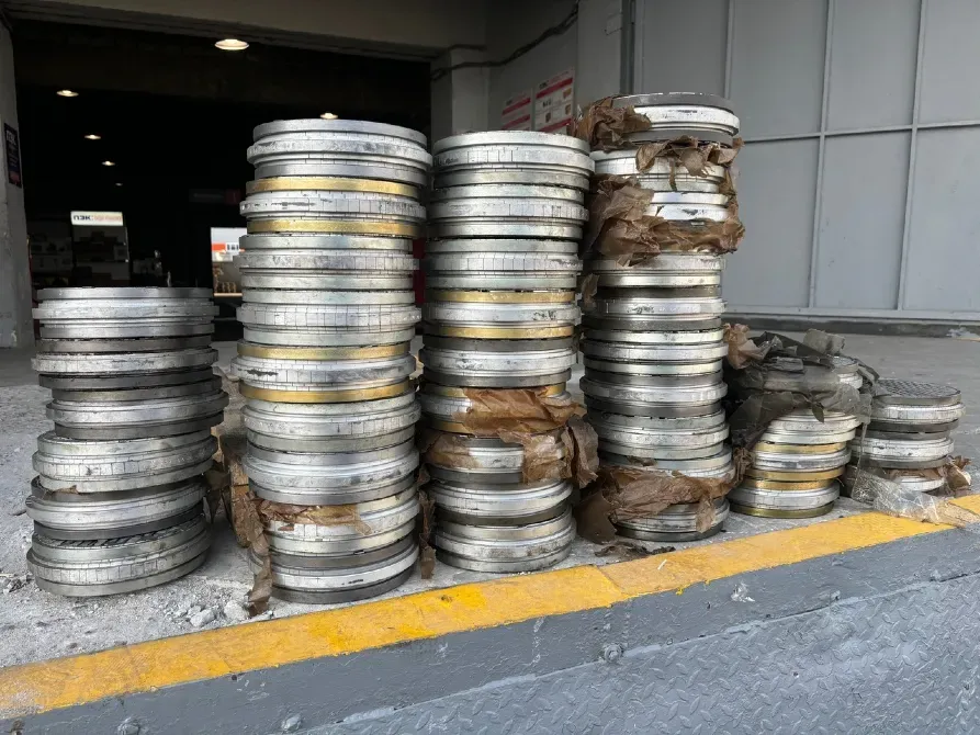 Скопление металлических дисков, расположенных в вертикальном порядке и обернутых тканью