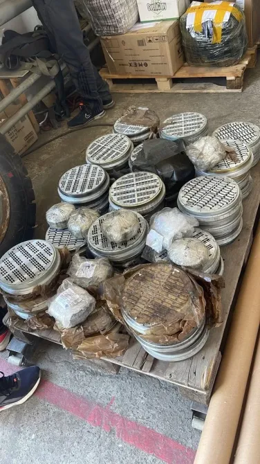 Группировка дисков, заключенных в упаковочный материал, на деревянной платформе