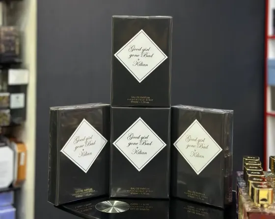 Парфюмерные флаконы Mugler Alien на фоне