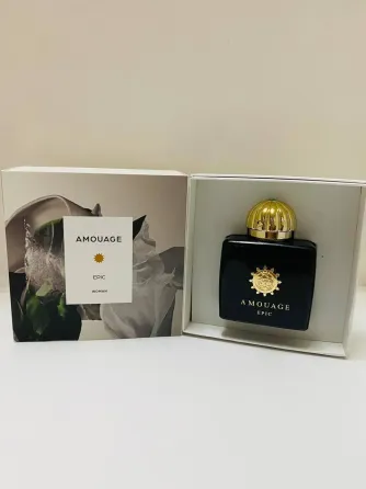 Парфюмерные флаконы Mugler Alien на фоне