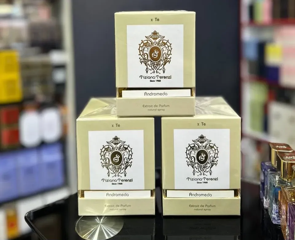Три флакона Tiziana Terenzi Andromeda на столе
