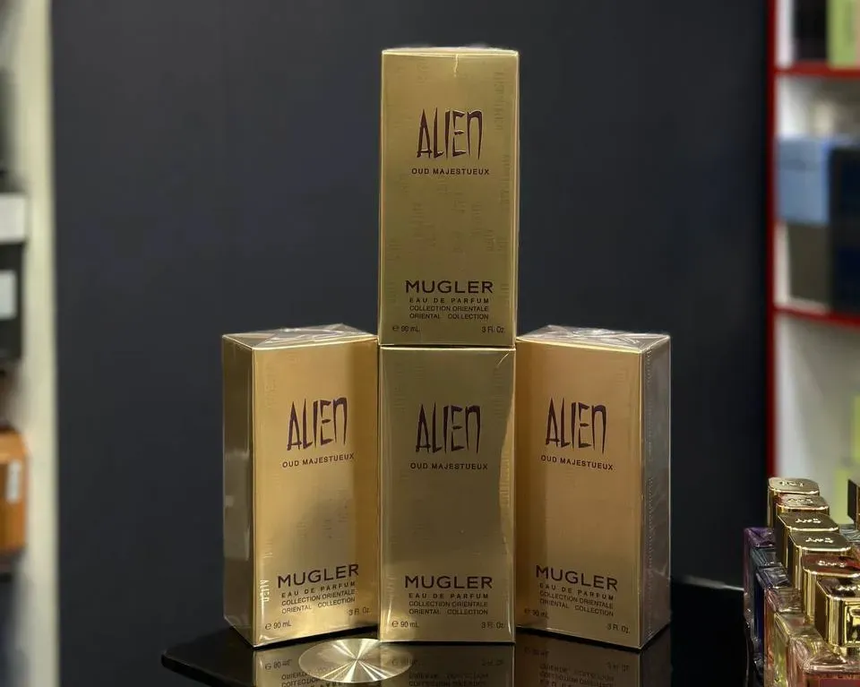 Парфюмерные флаконы Mugler Alien на фоне