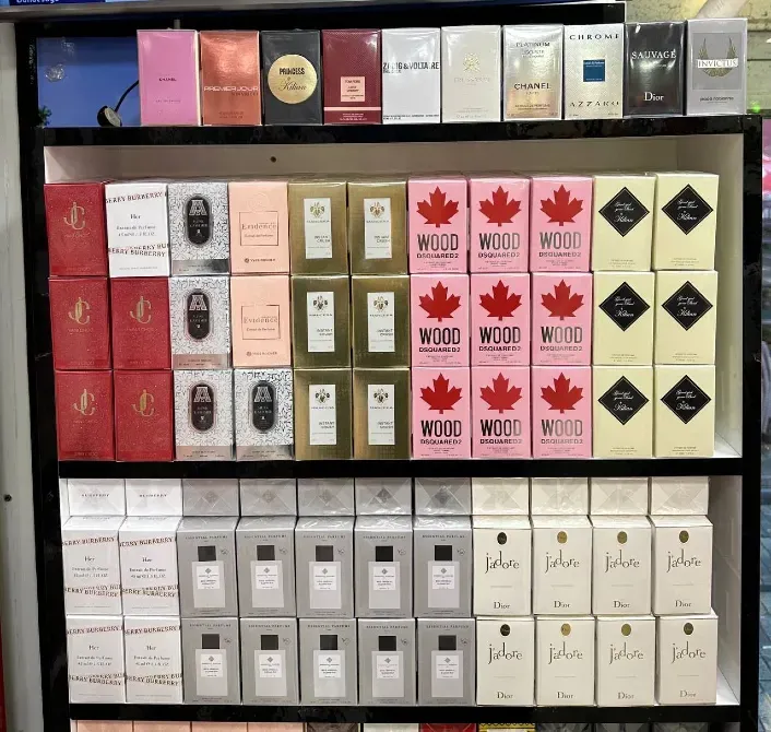 Стеллаж с разнообразными парфюмерными флаконами