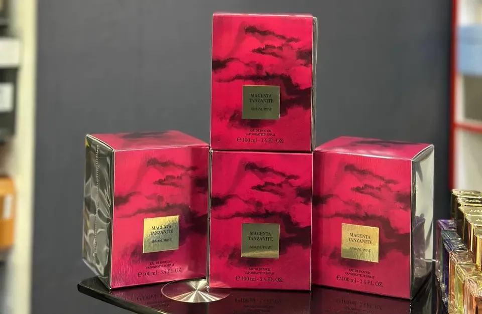 Четыре флакона Magenta Fantasy на столе