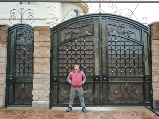 Қақпа мен автотұрағы бар қоршау