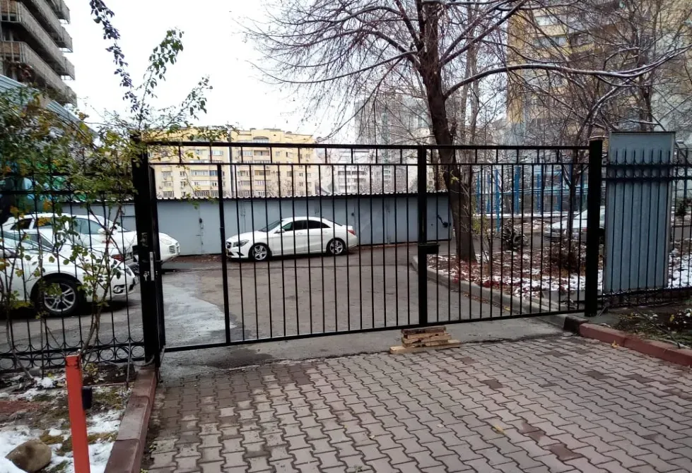 Забор с воротами и парковкой