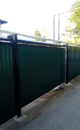 Забор из дерева с бетонными столбами