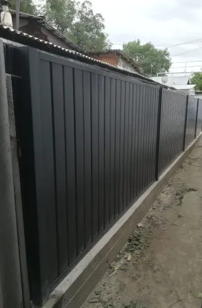 Забор из дерева с бетонными столбами