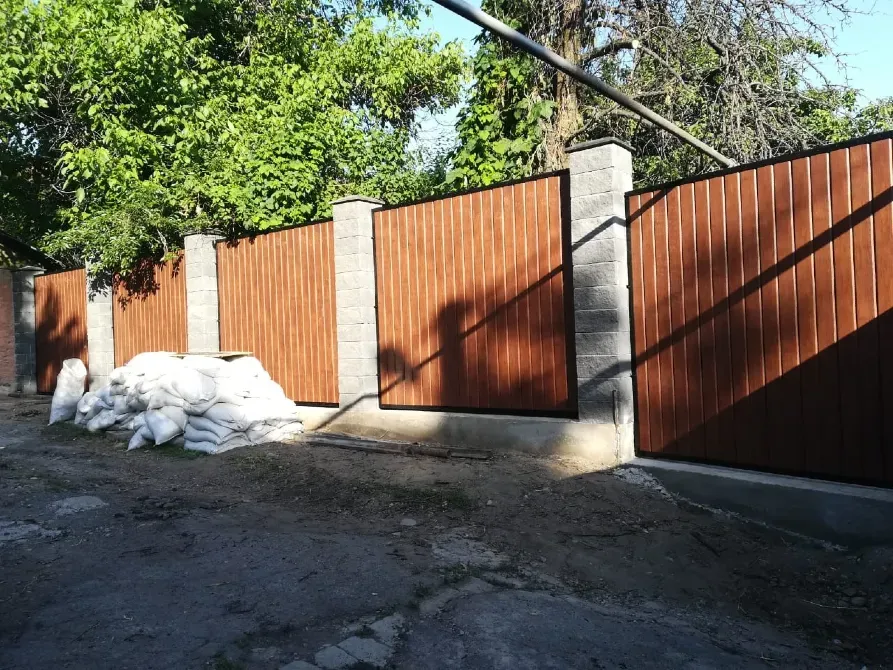 Забор из дерева с бетонными столбами