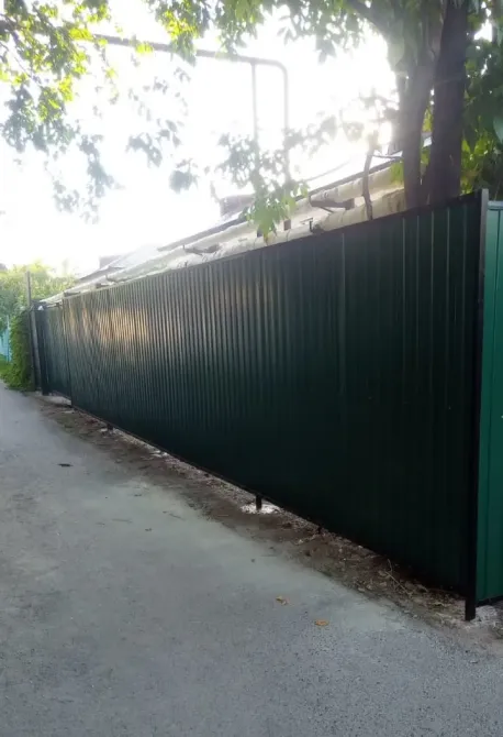 Зеленый забор в частном секторе