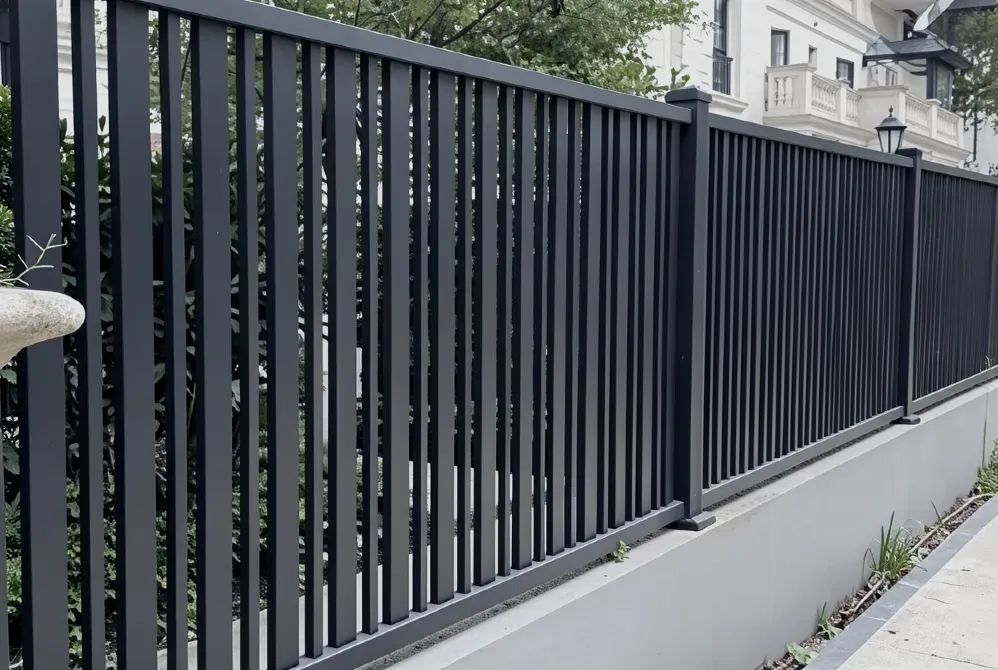 Стальной забор с вертикальными решетками