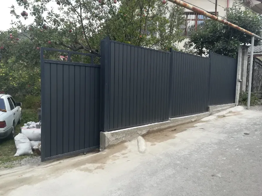 Современный черный забор с вертикальными планками