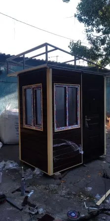 Строительная конструкция с вертикальным подъемником рядом со зданием