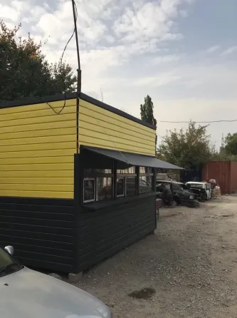 Строительная конструкция с вертикальным подъемником рядом со зданием