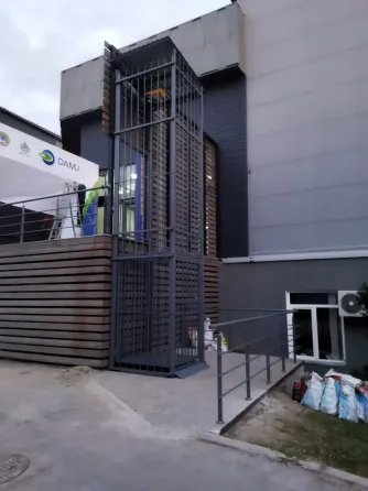 Строительная конструкция с вертикальным подъемником рядом со зданием