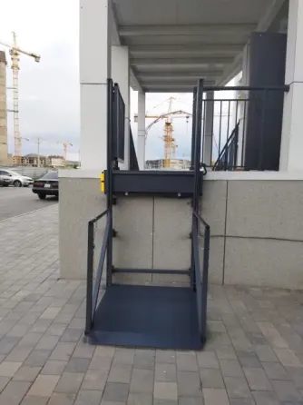 Строительная конструкция с вертикальным подъемником рядом со зданием