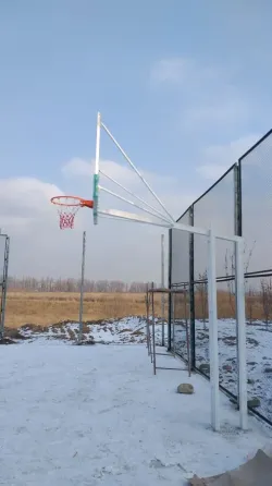 Крыша для баскетбольного кольца на улице зимой