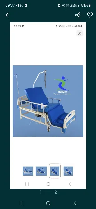 Медицинская кровать с синей обивкой и наклоняемой спинкой, расположенная на светлом фоне