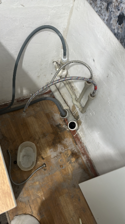 Мужчина с молотком и инструментами стоит у лестницы, готов помочь с ремонтом