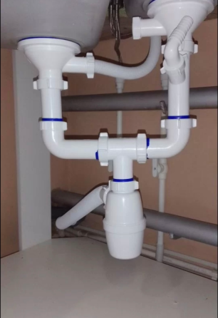 Мужчина с молотком и инструментами стоит у лестницы, готов помочь с ремонтом