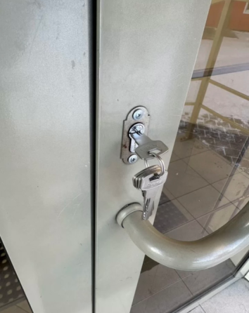 Мужчина с молотком и инструментами стоит у лестницы, готов помочь с ремонтом