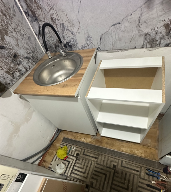 Встраиваемая мойка и шкаф для кухни, подготовленные для установки