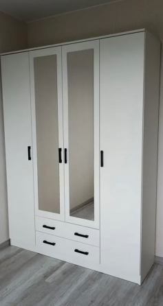 Мойка с белым шкафом и деревянной столешницей